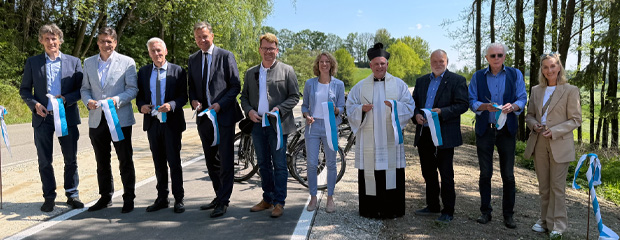 Dr. Hermann Streicher (Bereichsleiter Straßenbau, Staatliches Bauamt Rosenheim), Maximilian Heimerl (Landrat des Landkreises Mühldorf am Inn), Dr. Thomas Gruber (Amtschef des Staatsministerium für Wohnen, Bau und Verkehr), Stephan Mayer (Mitglied des Bundestags), Roland Kamhuber (Erster Bürgermeister Gemeinde Schwindegg), Veronika Nies (Gebietsabteilungsleiterin, Staatliches Bauamt Rosenheim), Pfarrer Thomas Barenth, Thomas Einwang (Erster Bürgermeister Markt Buchbach), Günther Knoblauch (Altbürgermeister), Doris Lackerbauer (Amtsleiterin Staatliches Bauamt Rosenheim) Dr. Hermann Streicher (Bereichsleiter Straßenbau, Staatliches Bauamt Rosenheim), Maximilian Heimerl (Landrat des Landkreises Mühldorf am Inn), Dr. Thomas Gruber (Amtschef des Staatsministerium für Wohnen, Bau und Verkehr), Stephan Mayer (Mitglied des Bundestags), Roland Kamhuber (Erster Bürgermeister Gemeinde Schwindegg), Veronika Nies (Gebietsabteilungsleiterin, Staatliches Bauamt Rosenheim), Pfarrer Thomas Barenth, Thomas Einwang (Erster Bürgermeister Markt Buchbach), Günther Knoblauch (Altbürgermeister), Doris Lackerbauer (Amtsleiterin Staatliches Bauamt Rosenheim)