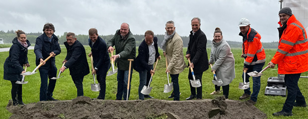 Nadine Heiß (Bereichsleitung Straßenbau, Staatliches Bauamt Freising), Dr. Hermann Streicher (Bereichsleitung Straßenbau, Staatliches Bauamt Rosenheim), Klaus Korneder (1. Bürgermeister, Gemeinde Grasbrunn), Maximilian Böltl (MdL), Christoph Göbel (Landrat Landkreis München), Robert Niedergesäß (Landrat Landkreis Ebersberg), Thomas Huber (MdL), Andreas Lutz (1. Bürgermeister Oberpframmern), Monika Althammer (Geschäftsführerin, SAK Ingenieurgesellschaft mbH), Stephan Kratzer (Niederlassungsleiter, Swietelsky Baugesellschaft m.b.H.), Daniel Drachenberg (Gebietsabteilungsleiter, Staatliches Bauamt Rosenheim). Nadine Heiß (Bereichsleitung Straßenbau, Staatliches Bauamt Freising), Dr. Hermann Streicher (Bereichsleitung Straßenbau, Staatliches Bauamt Rosenheim), Klaus Korneder (1. Bürgermeister, Gemeinde Grasbrunn), Maximilian Böltl (MdL), Christoph Göbel (Landrat Landkreis München), Robert Niedergesäß (Landrat Landkreis Ebersberg), Thomas Huber (MdL), Andreas Lutz (1. Bürgermeister Oberpframmern), Monika Althammer (Geschäftsführerin, SAK Ingenieurgesellschaft mbH), Stephan Kratzer (Niederlassungsleiter, Swietelsky Baugesellschaft m.b.H.), Daniel Drachenberg (Gebietsabteilungsleiter, Staatliches Bauamt Rosenheim).